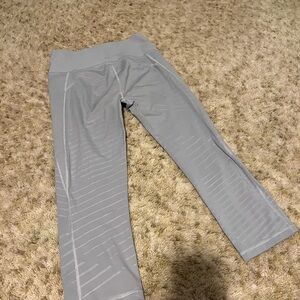 The gap light purple compression sculpting, capri leggings, size medium